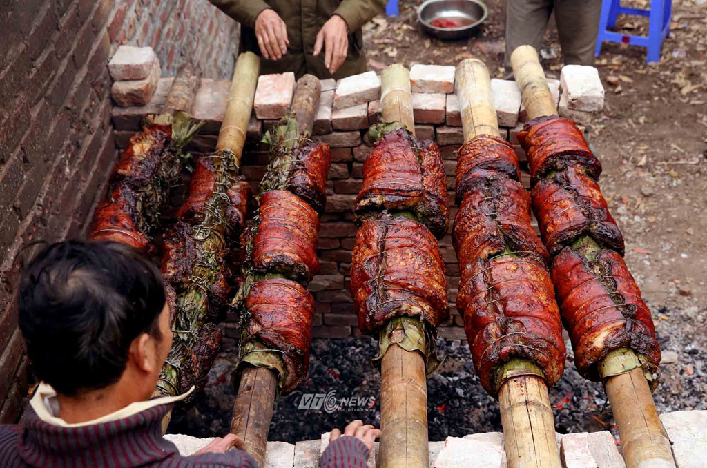 Kẹo dồi và thịt quay đòn đặc sản nổi tiếng Đường Lâm